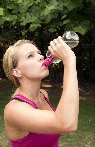 girl-drinks-water